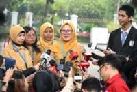 Guru SMKN 19 Jakarta memberikan keterangan pers kepada awak media, Selasa (7/4/2026). (Foto: BPMI Setpres)