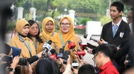 Guru SMKN 19 Jakarta memberikan keterangan pers kepada awak media, Selasa (7/4/2026). (Foto: BPMI Setpres)