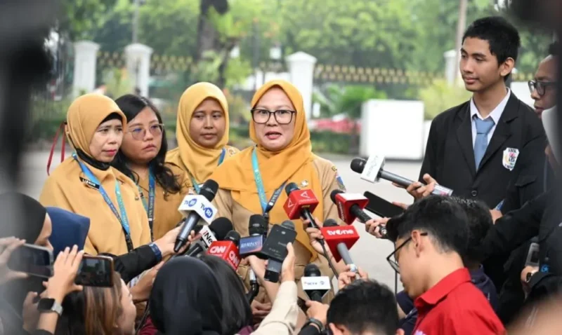 Guru SMKN 19 Jakarta memberikan keterangan pers kepada awak media, Selasa (7/4/2026). (Foto: BPMI Setpres)