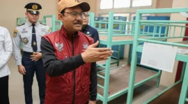 Menteri Sosial Saifullah Yusuf (Gus Ipul) meninjau kesiapan gedung STIP Jakarta yang akan dimanfaatkan sebagai lokasi Sekolah Rakyat rintisan. (Foto: Kemensos)