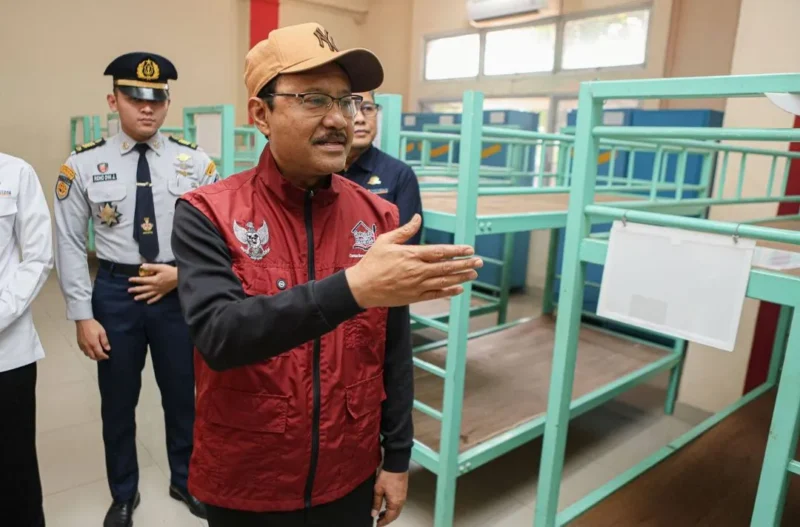 Menteri Sosial Saifullah Yusuf (Gus Ipul) meninjau kesiapan gedung STIP Jakarta yang akan dimanfaatkan sebagai lokasi Sekolah Rakyat rintisan. (Foto: Kemensos)
