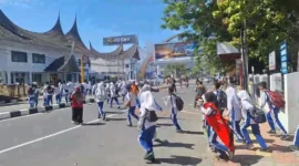 Pemko Padang menggelar simulasi gempa bumi dan tsunami serta uji coba perangkat Early Warning System (EWS), Minggu (26/4/2026). (Foto: BPBD Padang)