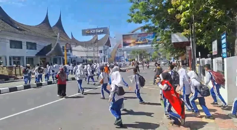 Pemko Padang menggelar simulasi gempa bumi dan tsunami serta uji coba perangkat Early Warning System (EWS), Minggu (26/4/2026). (Foto: BPBD Padang)