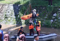 Sebanyak 125 personel dari berbagai instansi dan relawan kebencanaan mengikuti uji kesiapsiagaan bencana sungai samping Jembatan Surabaya, Balai Wilayah Sungai (BWS) Sumatera V Batang Agam, Minggu (26/4/2026). (Foto: MC Payakumbuh)