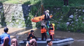 Sebanyak 125 personel dari berbagai instansi dan relawan kebencanaan mengikuti uji kesiapsiagaan bencana sungai samping Jembatan Surabaya, Balai Wilayah Sungai (BWS) Sumatera V Batang Agam, Minggu (26/4/2026). (Foto: MC Payakumbuh)