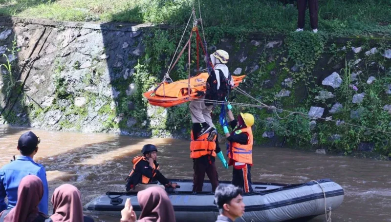Sebanyak 125 personel dari berbagai instansi dan relawan kebencanaan mengikuti uji kesiapsiagaan bencana sungai samping Jembatan Surabaya, Balai Wilayah Sungai (BWS) Sumatera V Batang Agam, Minggu (26/4/2026). (Foto: MC Payakumbuh)