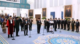 Presiden Prabowo Subianto menyaksikan pengucapan sumpah Hakim Konstitusi serta keanggotaan Ombudsman RI masa jabatan tahun 2026-2031 di Istana Negara, Jakarta, Jumat 910/04/2026). (Foto: BPMI Setpres)