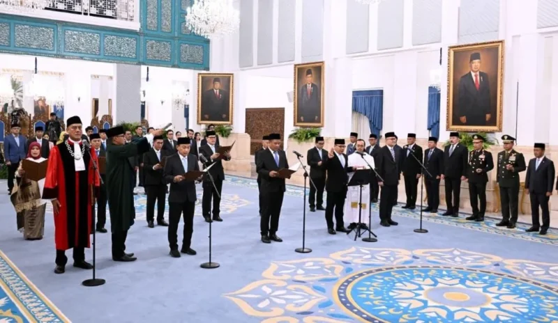 Presiden Prabowo Subianto menyaksikan pengucapan sumpah Hakim Konstitusi serta keanggotaan Ombudsman RI masa jabatan tahun 2026-2031 di Istana Negara, Jakarta, Jumat 910/04/2026). (Foto: BPMI Setpres)