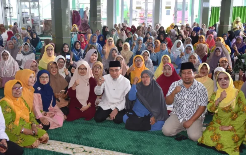 Wakil Wali Kota Padang Maigus Nasir saat kegiatan Halalbihalal Aisyiyah Pauh IX di Masjid Raya Kebenaran, Kelurahan Anduring, Kecamatan Kuranji, Jumat (17/4/2026). (Foto: Prokopim Padang)