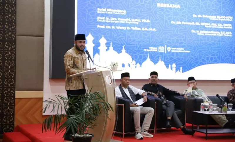 Wali Kota Padang Fadly Amran menghadiri acara Halalbihalal Gonjong Limo Padang di Ruang Convention Universitas Negeri Padang Hotel, Minggu (19/4/2026). (Foto: Prokopim Padang)