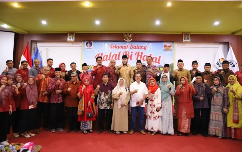 Wali Kota Padang Fadly Amran menghadiri Halalbihalal IKPPS Padang di Aula Kampus ITP, Minggu (19/4/2026). (Foto: Prokopim Padang)