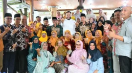Wali Kota Padang, Fadly Amran menghadiri kegiatan Halalbihalal 1447 H keluarga besar IKS Padang di Warung Komar 9, Minggu (5/4/2026). (Foto: Prokopim Padang)