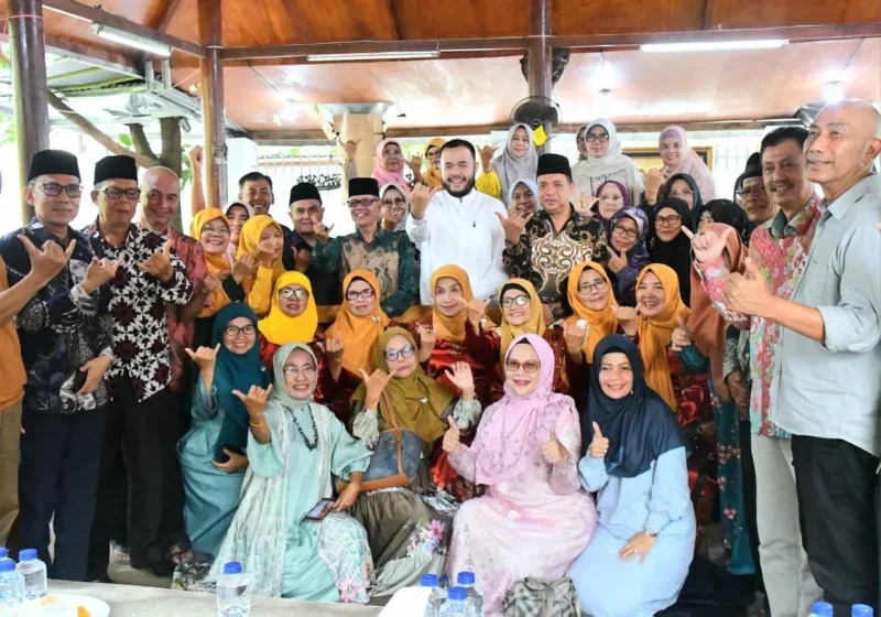 Wali Kota Padang, Fadly Amran menghadiri kegiatan Halalbihalal 1447 H keluarga besar IKS Padang di Warung Komar 9, Minggu (5/4/2026). (Foto: Prokopim Padang)