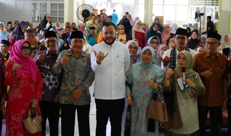 Wali Kota Padang, Fadly Amran menghadiri Halalbihalal Persatuan Warga Sungayang (PWS) di Aula Disnakertrans Sumbar, Minggu (5/4/2026). (Foto: Prokopim Padang)