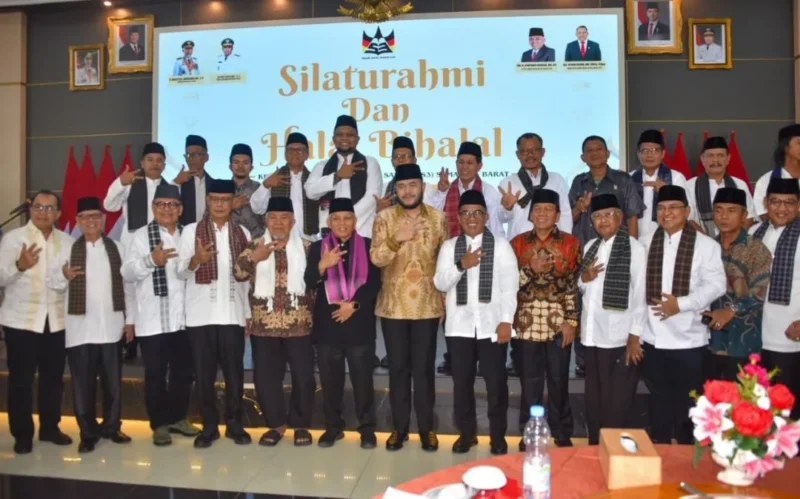 Wali Kota Padang Fadly Amran menghadiri Halalbihalal Keluarga Besar S3 Sumbar di Auditorium Gubernur Sumbar, Minggu (19/4/2026). (Foto: Prokopim Padang)