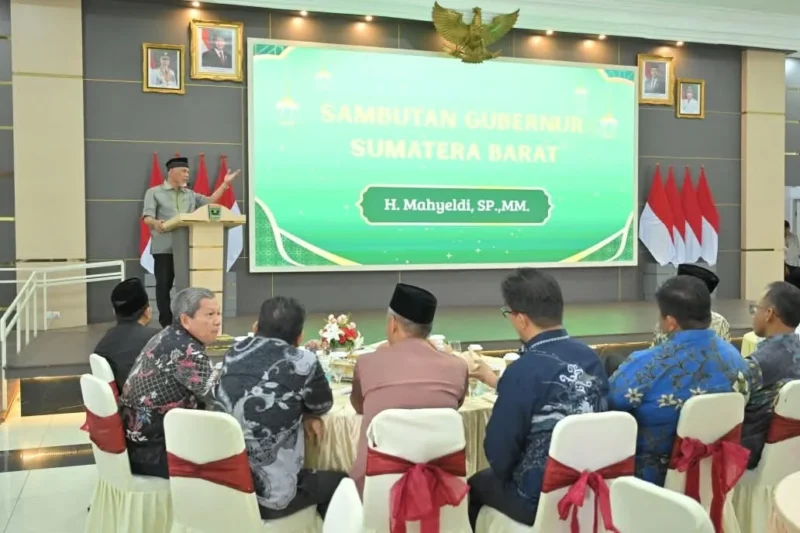 Gubernur Sumbar, Mahyeldi Ansharullah menghadiri kegiatan Halalbihalal IKA Unand di Auditorium Gubernur Sumbar, Minggu (12/4/2026). (Foto: ADPSB)
