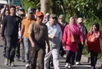 Wali Kota Padang Panjang Hendri Arnis memimpin langsung kegiatan jalan sehat bersama ASN, Rabu (22/4/2026). (Foto: Kominfo Padang Panjang)