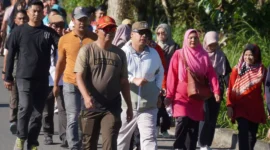 Wali Kota Padang Panjang Hendri Arnis memimpin langsung kegiatan jalan sehat bersama ASN, Rabu (22/4/2026). (Foto: Kominfo Padang Panjang)