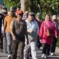 Wali Kota Padang Panjang Hendri Arnis memimpin langsung kegiatan jalan sehat bersama ASN, Rabu (22/4/2026). (Foto: Kominfo Padang Panjang)