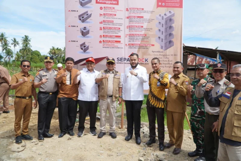 Wali Kota Padang Fadly Amran menghadiri peletakan batu pertama Huntap mandiri bersama Sestama BNPB Rustian di Kelurahan Kuranji, Kecamatan Kuranji, Selasa (7/4/2026). (Foto: Prokopim Padang)