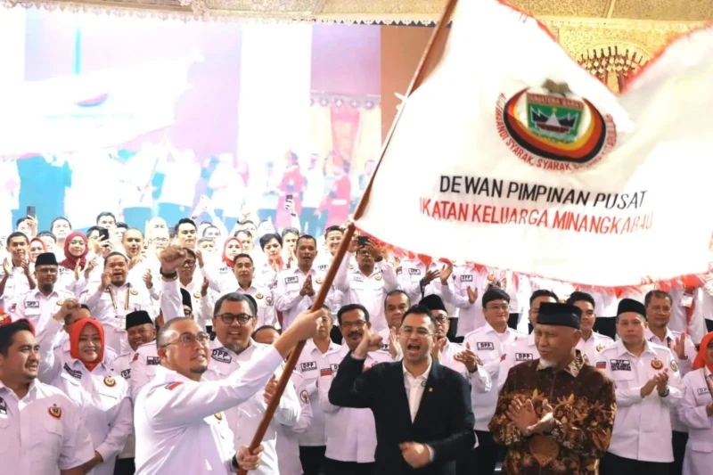 Gubernur Sumbar Mahyeldi menghadiri pengukuhan DPP IKM periode 2025–2030 di Gedung Nusantara IV DPR/MPR RI, Sabtu (11/4/2026). (Foto: ADPSB)
