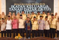 Wali Kota Padang Fadly Amran yang juga Ketua Umum IKTD Sumbar melantik pengurus IKTD Bukittinggi periode 2026-2030 di Aula Istana Bung Hatta, Kota Bukittinggi, Kamis (23/4/2026). (Foto: Prokopim Padang)