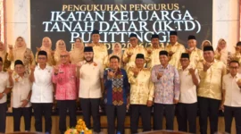 Wali Kota Padang Fadly Amran yang juga Ketua Umum IKTD Sumbar melantik pengurus IKTD Bukittinggi periode 2026-2030 di Aula Istana Bung Hatta, Kota Bukittinggi, Kamis (23/4/2026). (Foto: Prokopim Padang)