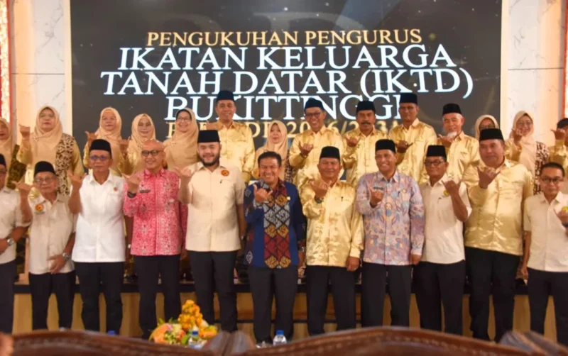 Wali Kota Padang Fadly Amran yang juga Ketua Umum IKTD Sumbar melantik pengurus IKTD Bukittinggi periode 2026-2030 di Aula Istana Bung Hatta, Kota Bukittinggi, Kamis (23/4/2026). (Foto: Prokopim Padang)