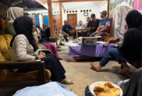 Kegiatan rapat pengurus persiapan Halal bihalal IKWAL IV Jurai di kediaman Evafauza Yuliasman, Datuak Tigo Lareh. (Foto: Dok. Niks)