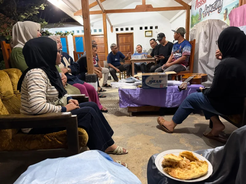 Kegiatan rapat pengurus persiapan Halal bihalal IKWAL IV Jurai di kediaman Evafauza Yuliasman, Datuak Tigo Lareh. (Foto: Dok. Niks)