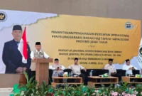 Irjen Kemenhaj Dendi Suryadi memberikan arahan dalam kegiatan pemantauan dan pengawasan persiapan operasional haji di Asrama Haji Kelas I Surabaya, Selasa (7/7/2026). (Foto: Kemenhaj)