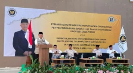 Irjen Kemenhaj Dendi Suryadi memberikan arahan dalam kegiatan pemantauan dan pengawasan persiapan operasional haji di Asrama Haji Kelas I Surabaya, Selasa (7/7/2026). (Foto: Kemenhaj)