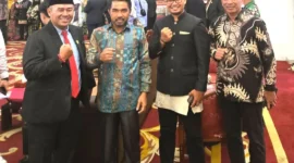 Ketua PKPS Pekanbaru, Irman Sasrianto (dua dari kiri) foto bersama saat menghadiri HJK ke-78 di gedung PCC. (Foto: Dok. Giat)