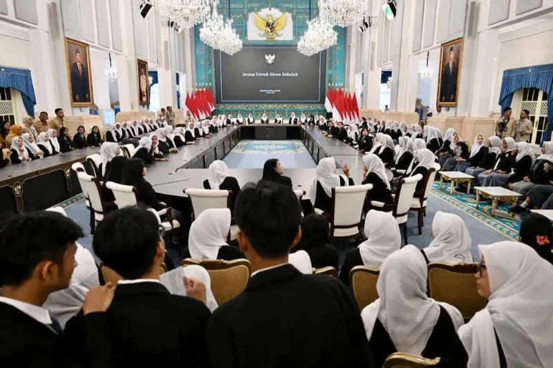 Siswa-siswi SMKN 19 Jakarta saat mengikuti kegiatan “Istana untuk Siswa Sekolah” di Kompleks Istana Kepresidenan, Jakarta, Selasa (7/8/2026). (Foto: BPMI Setpres)