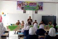 Kajari Padang Koswara memberikan sambutan saat Program Jaksa Masuk Sekolah di SMPN 13 Padang, Senin (27/4/2026). (Foto: Javanusa)