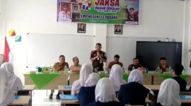 Kajari Padang Koswara memberikan sambutan saat Program Jaksa Masuk Sekolah di SMPN 13 Padang, Senin (27/4/2026). (Foto: Javanusa)