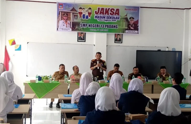 Kajari Padang Koswara memberikan sambutan saat Program Jaksa Masuk Sekolah di SMPN 13 Padang, Senin (27/4/2026). (Foto: Javanusa)