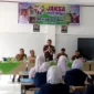 Kajari Padang Koswara memberikan sambutan saat Program Jaksa Masuk Sekolah di SMPN 13 Padang, Senin (27/4/2026). (Foto: Javanusa)