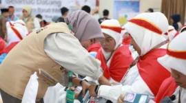 Petugas mendatangi jemaah untuk membagikan gelang, paspor, nomor kamar, dan manifes penerbangan. (Foto: Humas Kemenhaj Sumbar)