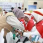 Petugas mendatangi jemaah untuk membagikan gelang, paspor, nomor kamar, dan manifes penerbangan. (Foto: Humas Kemenhaj Sumbar)