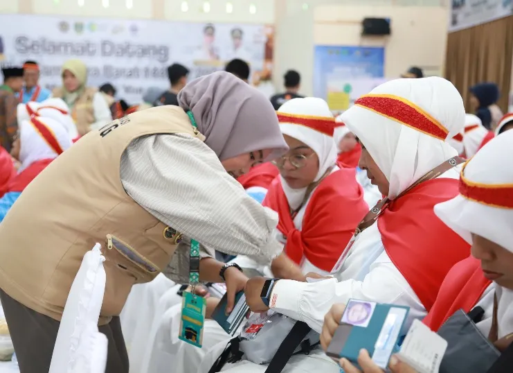 Petugas mendatangi jemaah untuk membagikan gelang, paspor, nomor kamar, dan manifes penerbangan. (Foto: Humas Kemenhaj Sumbar)
