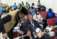 Jemaah haji Kloter 02 Embarkasi Padang asal Provinsi Bengkulu menjalani transit sekitar empat jam di Bandara BIM, Sabtu (25/4/2026) dini hari. (Foto: Humas Kemenhaj Sumbar)