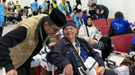 Jemaah haji Kloter 02 Embarkasi Padang asal Provinsi Bengkulu menjalani transit sekitar empat jam di Bandara BIM, Sabtu (25/4/2026) dini hari. (Foto: Humas Kemenhaj Sumbar)