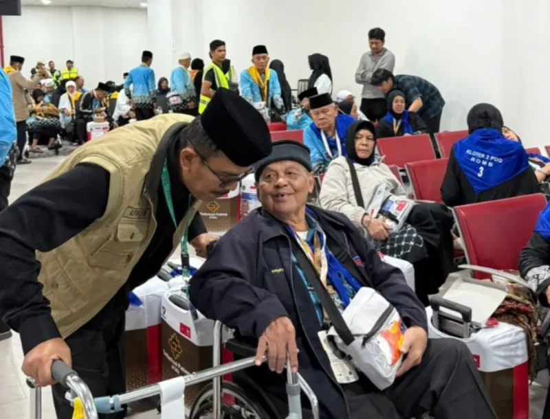 Jemaah haji Kloter 02 Embarkasi Padang asal Provinsi Bengkulu menjalani transit sekitar empat jam di Bandara BIM, Sabtu (25/4/2026) dini hari. (Foto: Humas Kemenhaj Sumbar)