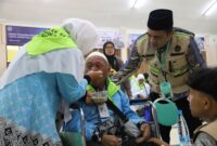 Rombongan jemaah haji Kloter 05 Embarkasi Padang asal Kabupaten Padang Pariaman tiba di Asrama Haji, Selasa (28/4/2026) pagi. (Foto: Humas Kemenhaj Sumbar)