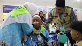 Rombongan jemaah haji Kloter 05 Embarkasi Padang asal Kabupaten Padang Pariaman tiba di Asrama Haji, Selasa (28/4/2026) pagi. (Foto: Humas Kemenhaj Sumbar)