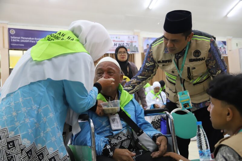 Rombongan jemaah haji Kloter 05 Embarkasi Padang asal Kabupaten Padang Pariaman tiba di Asrama Haji, Selasa (28/4/2026) pagi. (Foto: Humas Kemenhaj Sumbar)