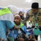 Rombongan jemaah haji Kloter 05 Embarkasi Padang asal Kabupaten Padang Pariaman tiba di Asrama Haji, Selasa (28/4/2026) pagi. (Foto: Humas Kemenhaj Sumbar)