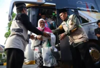 Jemaah calon haji kloter pertama tiba di Asrama Haji Tabing Padang pada Kamis (23/4/2026) sekitar pukul 07.00 WIB. (Foto: Humas Kemenhaj Sumbar)