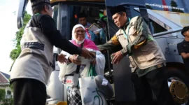Jemaah calon haji kloter pertama tiba di Asrama Haji Tabing Padang pada Kamis (23/4/2026) sekitar pukul 07.00 WIB. (Foto: Humas Kemenhaj Sumbar)